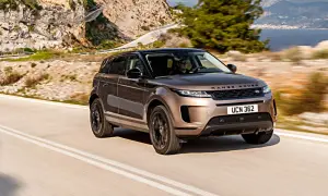 Range Rover Evoque fährt auf einer Küstenstraße. Bekannt für seine Eleganz, aber auch für potenzielle Range Rover Evoque Krankheiten, die Fahrer kennen sollten.