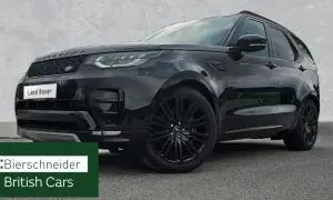 Schwarzer Land Rover Discovery 5, glänzend, mit schwarzen Felgen. Ein Blick auf mögliche land rover discovery 5 probleme.
