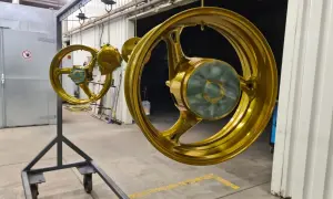 Goldene Felgen hängen zum Trocknen. Ein Prozess, der hilft, Felgen reparieren und ihnen neuen Glanz zu verleihen.