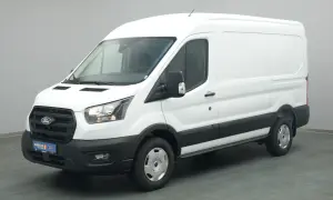 Weißer Ford Transit Kastenwagen, ideal für den Transport. Bekannt für seine Zuverlässigkeit, aber auch für mögliche Ford Dieselmotoren Probleme.