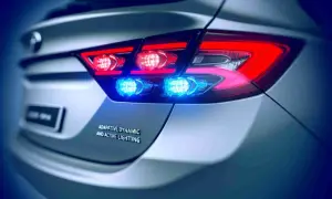 Rückansicht eines Autos mit leuchtenden roten Bremslichtern und blauen Akzentlichtern. Die dynamische Bremsleuchte sorgt für Sichtbarkeit.