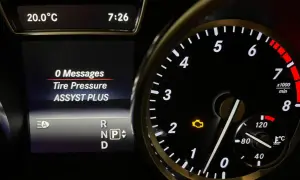 Mercedes-Armaturenbrett: Motorkontrollleuchte leuchtet, aber keine Fehlermeldung angezeigt. Reifendruck und ASSYST PLUS sind aktiv.
