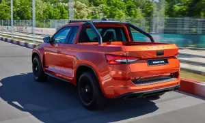 Orange Skoda Mountiaq Pickup auf einer Rennstrecke, bereit für Abenteuer.