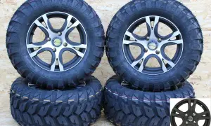 Vier neue All-Terrain-Reifen 14 Zoll mit grobstolligem Profil, bereit für jedes Abenteuer.