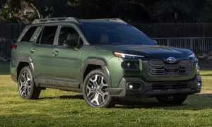 Grüner Subaru Outback 2026 mit markantem Kühlergrill und Dachreling, bereit für jedes Abenteuer.