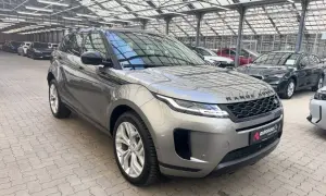 Grauer Range Rover Evoque gebraucht Automatik im Autohaus.
