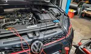 Diagnose drosselklappe defekt symptome an einem VW Golf GTI. Kabel und Messgeräte sind am Motor angeschlossen.