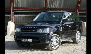 Schwarzer Range Rover Sport 3.0 TDV6, steht auf Schotter. Mögliche Probleme mit dem Fahrzeug sind hier nicht sichtbar.