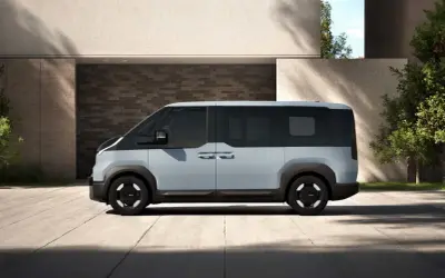 Der futuristische Kia PV5 in Hellgrau und Schwarz, ideal für Ihr Kia PV5 Leasing.