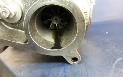 Turbocharger-Einlass mit dunklen Ölflecken. Möglicher Grund: Ölstand zu hoch bei Diesel.