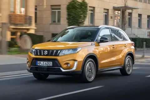 Gelber Suzuki Vitara im Stadtverkehr, bereit für den Suzuki Vitara Test.