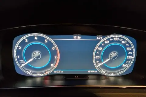 Digitales Cockpit zeigt Drehzahlmesser, Tachometer, Uhrzeit, Außentemperatur und den **Tageskilometerzähler** mit 0,9 km. Gesamtkilometerstand: 18694 km.