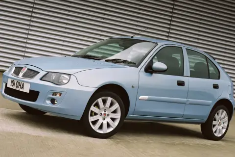 Hellblauer Rover 25 Gebrauchtwagen steht vor einer geriffelten Wand.