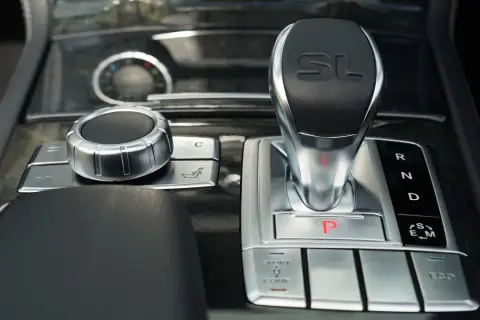 Schaltknauf mit SL-Logo und Anzeige für automatik gänge (P, R, N, D, S/E/M). Daneben ein Drehregler und Tasten.