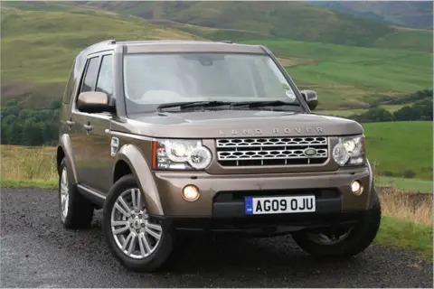 Brauner Land Rover Discovery 4 im Gelände. Bekannte land rover discovery 4 schwachstellen sind hier nicht sichtbar.