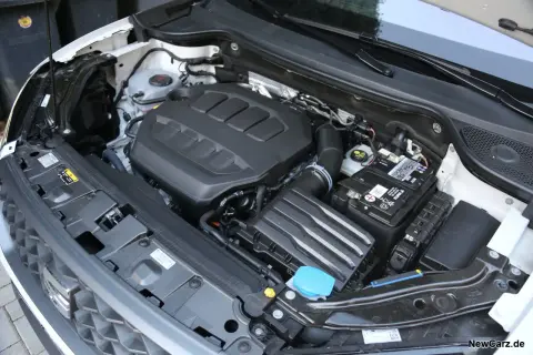 Motorraum des Seat Ateca im Test. Der Motor ist sauber und gut zugänglich, ideal für Wartungsarbeiten.