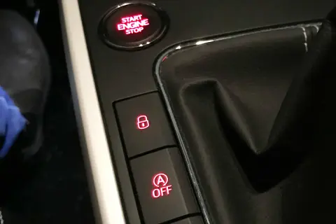 Start/Stop-Knopf leuchtet rot. Daneben ein Schloss-Symbol und der Knopf "A OFF", um die Start-Stop-Automatik dauerhaft zu deaktivieren.