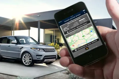 Ein silberner Range Rover vor einem modernen Haus, gesteuert per App. Informieren Sie sich über die Land Rover InControl Kosten und Funktionen.