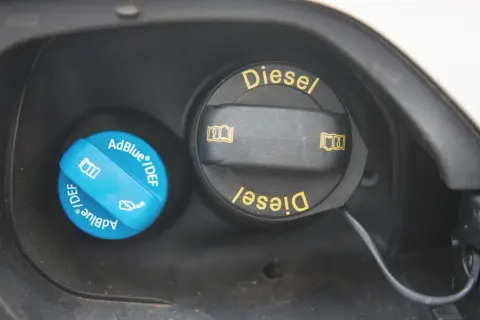 Zwei Tankdeckel: einer für Diesel, der andere für AdBlue. Ein Diesel Additiv Test könnte hier durchgeführt werden.