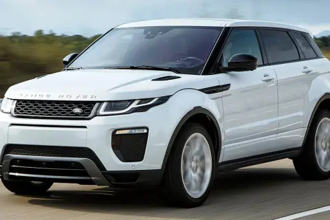 Weißer Range Rover Evoque gebraucht auf einer Landstraße, bereit für neue Abenteuer.