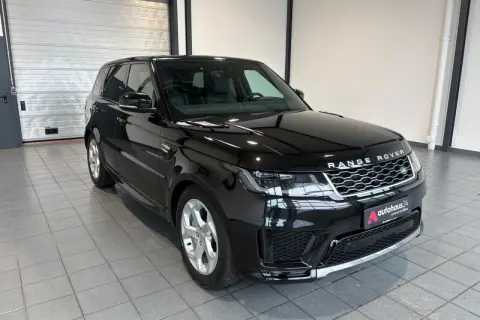Schwarzer Range Rover Sport gebraucht Automatik mit silbernen Felgen steht in einer Garage.
