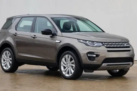 Brauner Land Rover Discovery Sport 2.0 TD4, bereit für Abenteuer, trotz möglicher Probleme.