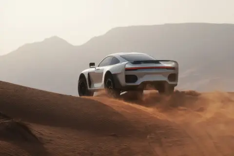 Der Gemballa Marsien bahnt sich seinen Weg durch die Wüste, Sand wirbelt auf.