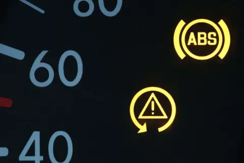 Gelbe Kontrollleuchten Symbole: ABS-Leuchte und Warnleuchte mit Ausrufezeichen im Kreis.