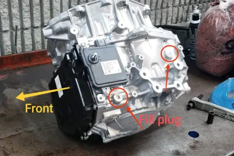 Aisin 8-Gang Automatik Getriebe mit markiertem Füllstopfen und Frontrichtung.
