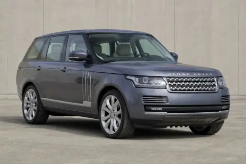 Grauer Range Rover Sport vor Betonwand. Mögliche Probleme mit der Luftfederung des Range Rover Sport.