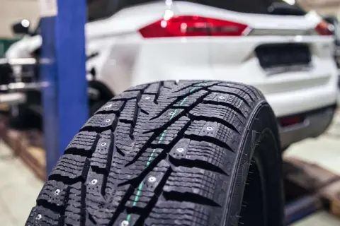 Ein Spikereifen für sichere Fahrten im Winter. In Deutschland sind reifen mit spikes erlaubt, wenn die Straßenverhältnisse es erfordern.