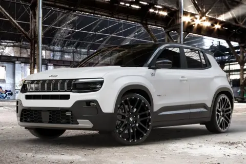 Weißer Jeep mit auffälligen schwarzen Alufelgen 22 Zoll in einer alten Fabrikhalle.