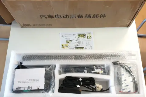 Kit zum elektrischen Kofferraum nachrüsten: Dämpfer, Kabel, Steuergerät und Anleitung.