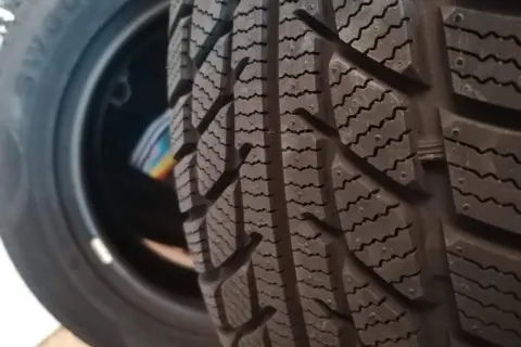 Nahaufnahme eines Winterreifens mit tiefem Profil. Die Lamellen sorgen für Grip auf Schnee und Eis. Gute **Goodride Reifen Erfahrung** für sicheres Fahren.