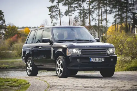 Schwarzer Range Rover V8 Diesel, der am Wasser steht. Hoffentlich keine Probleme mit dem Motor.