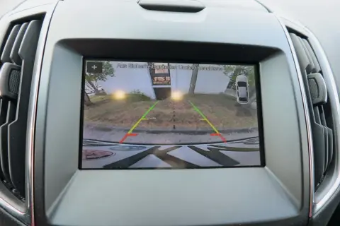 Rückfahrkamera mit Hilfslinien: Die roten und grünen Linien zeigen die Bedeutung der Parkhilfen und die Fahrspur.