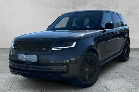 Schwarzer Range Rover im Profil, mit dunklen Felgen. Ein Blick auf den attraktiven Range Rover preis gebraucht.