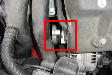 Motorraum: Riemenspanner (rot umrandet) könnte Ursache sein, wenn das **Auto schleift beim Fahren**.