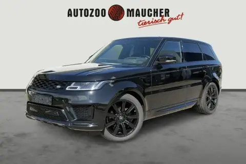 Schwarzer Range Rover Sport, ein Blickfang, der Fragen aufwirft: wie teuer ist ein Range Rover? Dieses Modell steht bereit für seine nächste Fahrt.