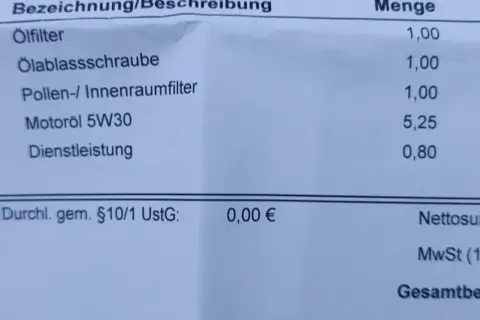 Rechnung für eine Autoinspektion: Ölfilter, Motoröl und Dienstleistung. Die Gesamtkosten betragen 303,26 €.