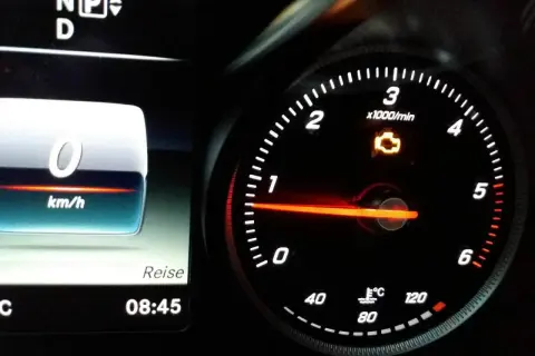 Mercedes Armaturenbrett mit leuchtender Motorkontrollleuchte. Tachometer zeigt 0 km/h.