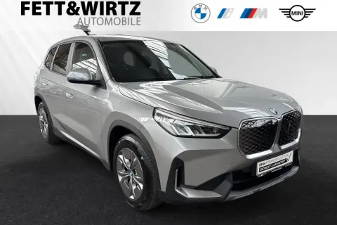 Silberner BMW iX1, ein Vorbote der neuen Klasse, steht bereit.