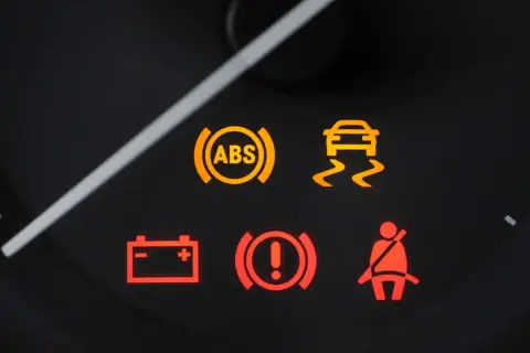 Armaturenbrett mit leuchtenden Warnsymbolen: ABS, ESP, Batterie, Bremsen und Gurt. Die Motorkontrollleuchte ist nicht zu sehen.