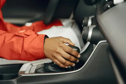 Hand am Ganghebel: Wandlerautomatik vs. DSG – welche ist die bessere Wahl für entspanntes Fahren?