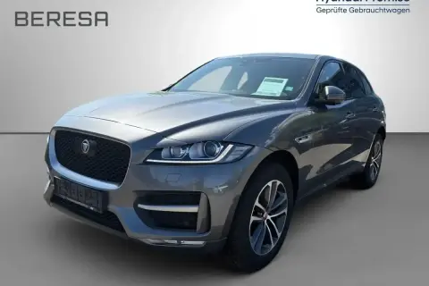 Grauer Jaguar F-Pace im **Jaguar F-Pace Test** vor neutralem Hintergrund. Geprüfter Gebrauchtwagen von Hyundai Promise.