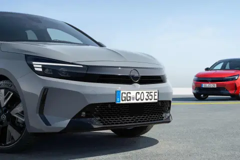 Zwei Opel Corsa, ein grauer und ein roter, zeigen das neue Design. Ein Facelift Auto wie dieses bringt frischen Wind.