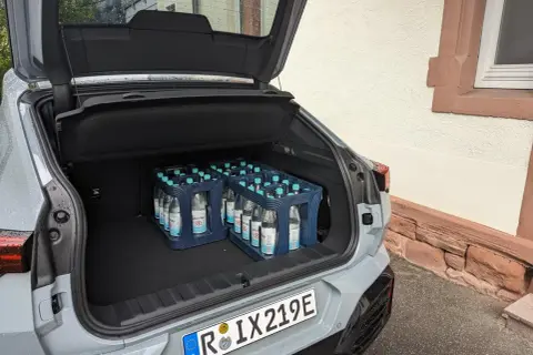 Zwei Getränkekisten passen bequem in den Kofferraum des BMW iX2. Das Kofferraumvolumen ist gut nutzbar.
