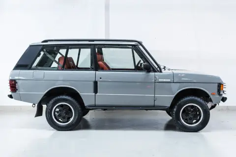 Grauer Range Rover 3-Türer mit roten Ledersitzen, bereit für jedes Abenteuer.