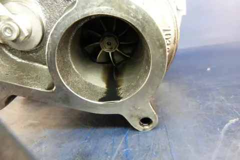 Turbocharger-Einlass mit dunklen Ölflecken. Möglicher Grund: Ölstand zu hoch bei Diesel.