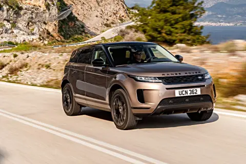 Range Rover Evoque fährt auf einer Küstenstraße. Bekannt für seine Eleganz, aber auch für potenzielle Range Rover Evoque Krankheiten, die Fahrer kennen sollten.